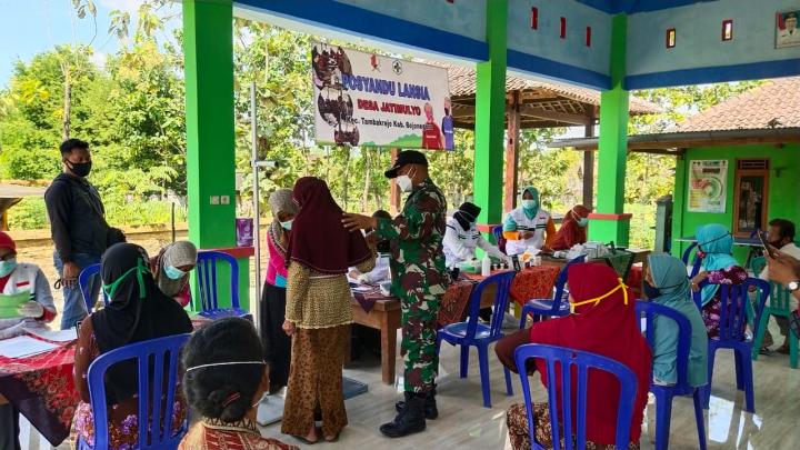 Gelar Posyandu Lansia, Anggota Satgas TMMD Bojonegoro Lakukan Pendampingan